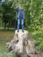 Пионер – царь горы, точнее, повелитель пня 😁 в Южном парке Калининграда (Königsberg).