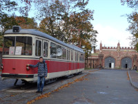 По этому трамваю рядом с Фридландскими воротами (Friedländer Tor) имеются противоречивые сведения: якобы он ходил ещё в довоенном Кёнигсберге (на нём даже немецкие надписи), но в то же время это трамвай Duewag GT6 (№ 442), который был выпущен в 1963 году.