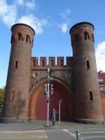 У Закхаймских ворот (Sackheimer Tor) Калининграда (Königsberg) – одних из 8-ми сохранившихся городских ворот (5/8).
