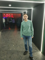 В светящемся коридоре, ведущем в основной зал концертного бара (!) «Цех» во Владимире.