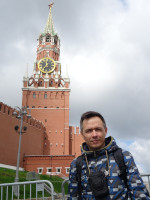 Я и трусливо отгородившийся от меня Кремль, в частности, его Спасская башня с «новогодними» курантами.