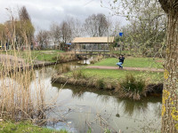 Городской детский парк Нидерландов, и прямо над водой – качели.