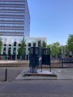 Уличный туалет в центре Амстердама, рядом с университетом.